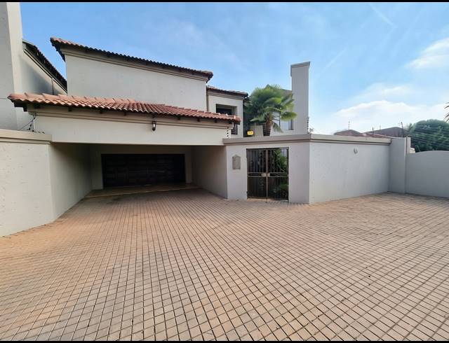4 BEDROOM TOWNHOUSE FOR SALE IN VANDERBIJLPARK SW 5